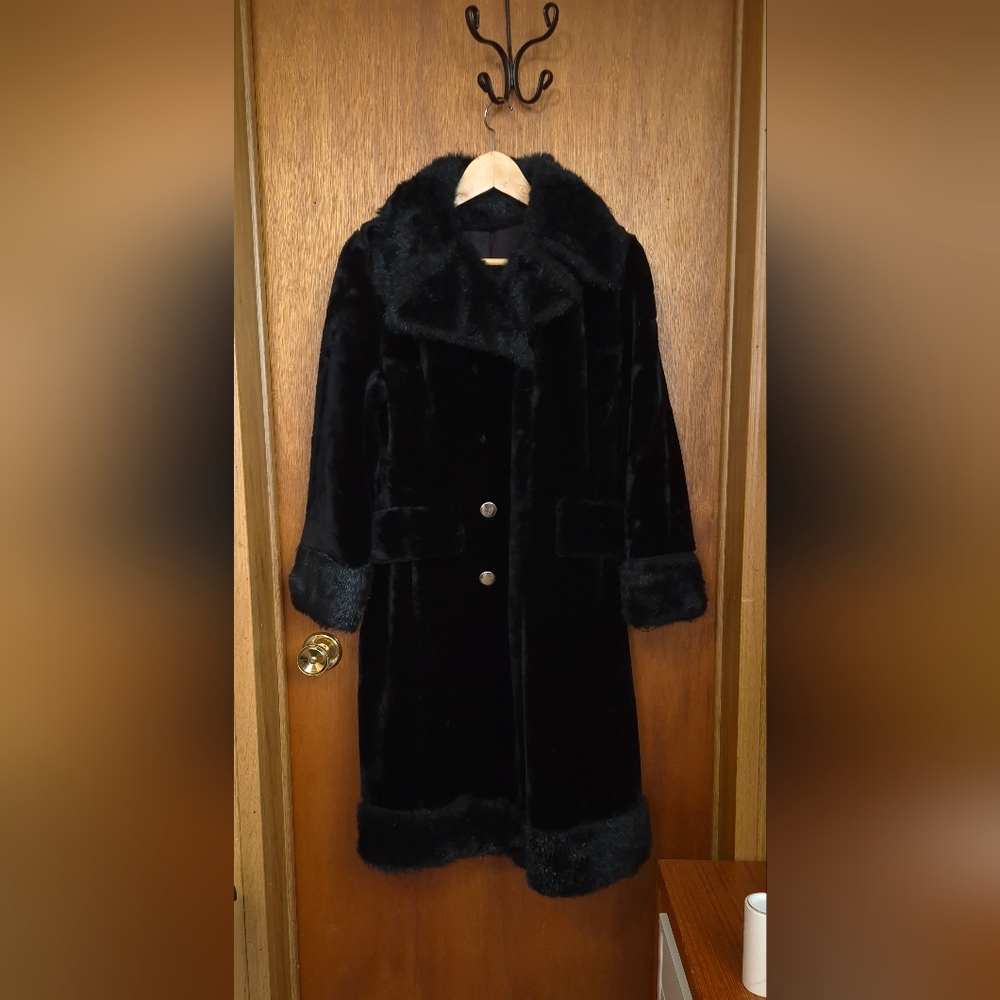 Elegant Vintahe 60s Black Faux Fur Coat